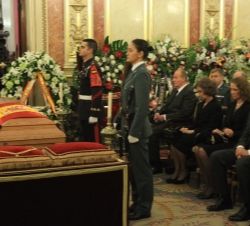 Sus Majestades los Reyes y la Su Alteza Real la Infanta Doña Elena junto al presidente del Gobierno, en la Capilla Ardiente de Don Adolfo Suárez